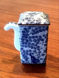 青い花柄の醤油さし 蓋付き