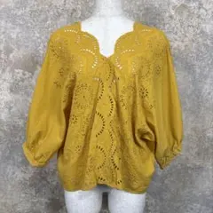 BLISS POINT 刺繍レースVネックブラウス マスタード Mトルソー着用のサムネイル