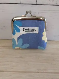 大柄の花がいっぱい。ブルーが涼し気な手のひらがま口