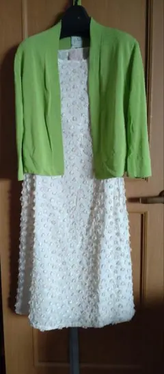 シビラ刺繍が立体的なワンピース