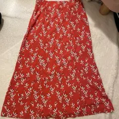 H&M 赤い花柄フレアスカート 32