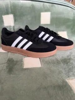 adidas スニーカー ブラック ホワイト ガムソールのサムネイル