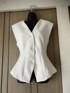ZARA未使用ホワイトぺプラムベストジレ美シルエットＶネックオケージョンＬサイズ