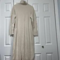 BEAUTY＆YOUTHのベージュ タートルネック ニットワンピース