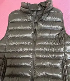 ユニクロ　ライトダウンベスト　カーキ