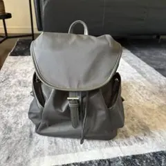 グレー フラップ付き リュックのサムネイル