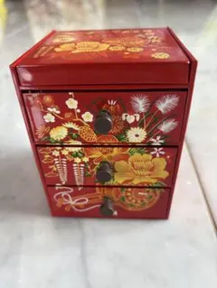 赤い花柄の3段小物入れ