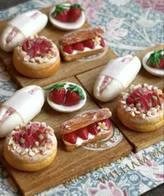 ミニチュアフード　よくばり苺のパンプレート　ミニチュアパン　2