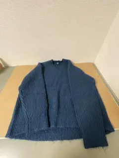 ユニクロ ダークブルー Vネックニット