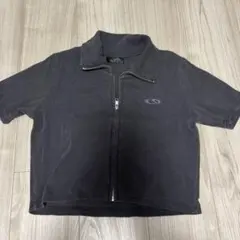 黒いジッパー付きショートスリーブカットソー
