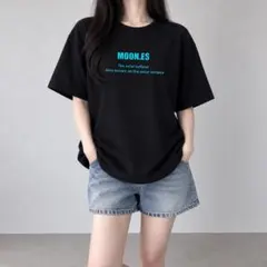 MOON.ES ロゴ プリント Tシャツ ブラック