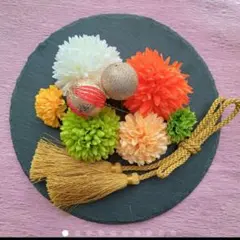 オレンジとグリーンのピンポンマムとゴールドタッセルの髪飾り