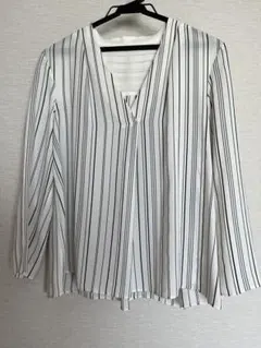 トゥモローランドブラウス ホワイト・ネイビーストライプ Vネック長袖