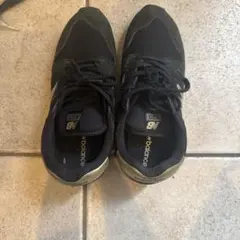 New Balance 520 ブラック ゴールド スニーカーのサムネイル