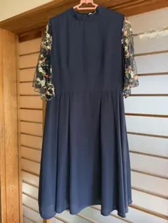 ネイビー 花刺繍 シースルー袖 パーティードレス　メルロープリュスワンピース