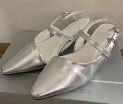 【美品】menue シルバー ストラップパンプス　22.0cmのサムネイル
