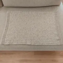 ベージュの手編みブランケット　マルチカバー