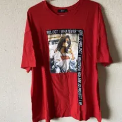 赤色オーバーサイズTシャツ 女性プリント付き