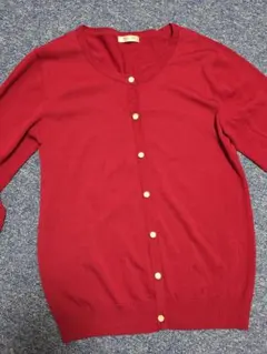 赤いニットカーディガン 長袖 ボタン付き