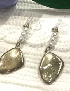 金色のパール付き樹脂イヤリング