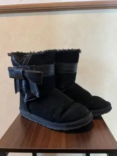 UGG ブラック リボン付きムートンブーツ