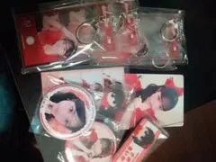 まとめ売り】佐野愛花 グッズセット（缶バッジ・トレカ） - メルカリ