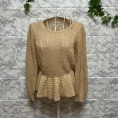 アースミュージックアンドエコロジー　ベージュ ペプラムデザイン 長袖ニット【M】