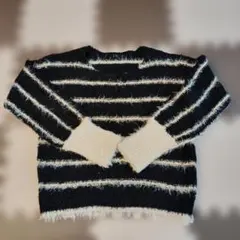 黒と白のストライプニット