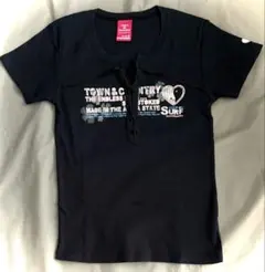 Town & Country ブラック 半袖Tシャツ Lループ付ネックのサムネイル
