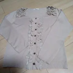 437）axes femme フリル付きカーディガン ベージュ