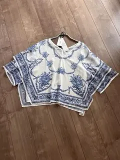 美品⭐︎24SSグレースコンチネンタル　スカーフプリントポンチョトップのサムネイル
