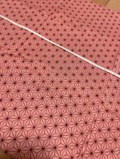 幾何学模様の生地 ピンクと白 約110cm x 100cmのつかいかけ