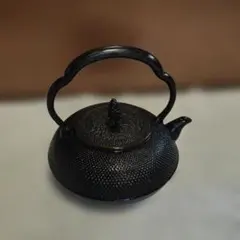 黒い鋳鉄製鉄瓶 凹凸模様 - メルカリ