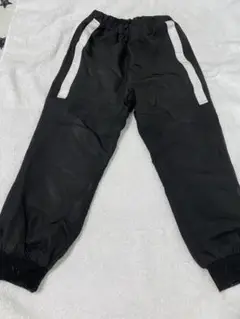 黒いナイロン風ロングパンツ　白いストライプ付き