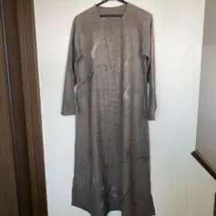 刺繍入りグレー長袖ワンピースのサムネイル