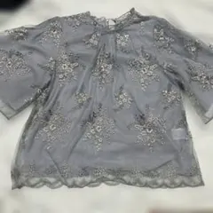 刺繍花柄シアートップスのサムネイル
