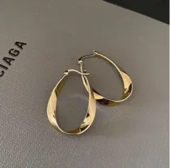 ツイストフープピアス　ゴールド　両耳用　シンプル　フープ　大人　男女兼用