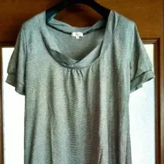 〘美品〙細かくキラッと光る生地　捻れグレー ストライプ Tシャツ 半袖