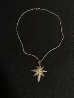 カ*ー様 マリファナ ネックレス シルバー