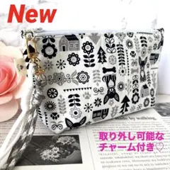 ハンドメイド　マチ付きポーチ　北欧風チワワ柄　パラコードのバッグチャーム付き♡