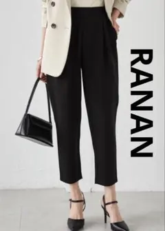 RANAN ラナン 美脚シルエットタックテーパードパンツ (クロップド丈)のサムネイル