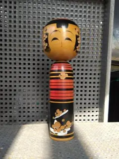 木製こけし人形 黒赤ストライプ