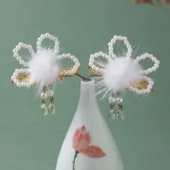 可愛い白ファーぽんぽんと蝶結びパール編みのヘアクリップ　秋冬タッセル