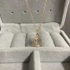 ゴールドメッキ 花型クリスタルネックレス　新品