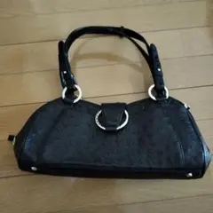 黒いレザーハンドバッグ