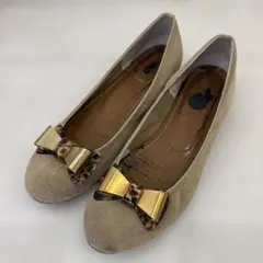 リボン付きベージュフラットシューズ