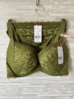 F70&M」トリンプ きゅっと寄せブラ デイジーレース ブラ＆ショーツ