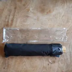 フリル付き黒い折りたたみ日傘