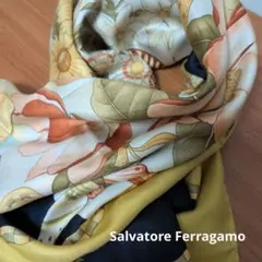 サルヴァトーレフェラガモ　スカーフ　タグ無し　美品 花　蝶のサムネイル