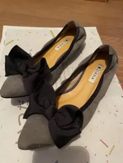 Diana グレー リボン付き ポインテッドトゥパンプス